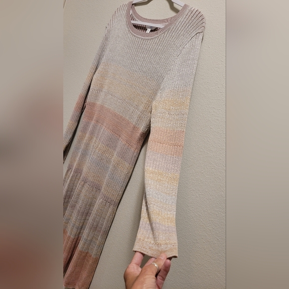 Elegant Pink and Cream Knit Dress - Picture 5 of 6